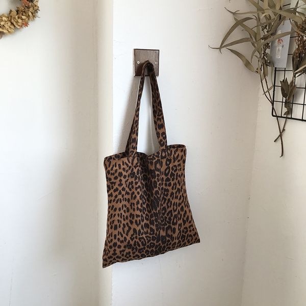 autumn and winter handbag korea edition simple fashion leopard-print female bag leisure retro shoulder bag
autumn and winter handbag korea edition simple fashion leopard-print female bag leisure retro shoulder bag