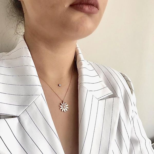 chains 925 silver daisy necklace 
chains 925 silver daisy necklace