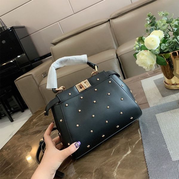 мода женщина марка сумка роскошных сумки плеча для женщин нового прибытия rivet женщины дизайнерских сумок креста тела tops качество сумки
мода женщина марка сумка роскошных сумки плеча для женщин нового прибытия rivet женщины дизайнерских сумок креста тела tops качество сумки