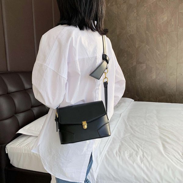 2020 new ladies messenger bag korean fashion casual simple solid color retro lock texture small square bag shoulder women
2020 new ladies messenger bag korean fashion casual simple solid color retro lock texture small square bag shoulder women