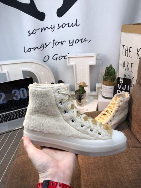 2019 new snow boot sheepskin wool-one women shoes classic golden luxury fashion splash proof vamp size35-40
2019 new snow boot sheepskin wool-one women shoes classic golden luxury fashion splash proof vamp size35-40