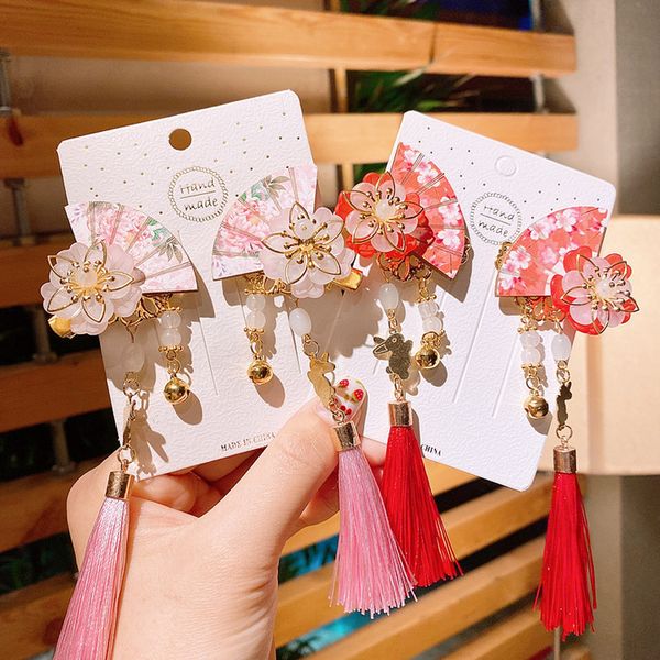 1 pair chinese style fashion beautiful crystal flower fan tassel duckbill clip temperament sweet girl princess hair accessories, Slivery;white
1 pair chinese style fashion beautiful crystal flower fan tassel duckbill clip temperament sweet girl princess hair accessories, Slivery;white