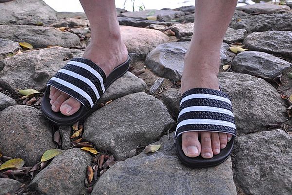 2019 new designer rubber slides men women sandal stripe white fashion mens shoes beach house emoji ladies slippers brand casual flip flops, Black
2019 new designer rubber slides men women sandal stripe white fashion mens shoes beach house emoji ladies slippers brand casual flip flops, Black