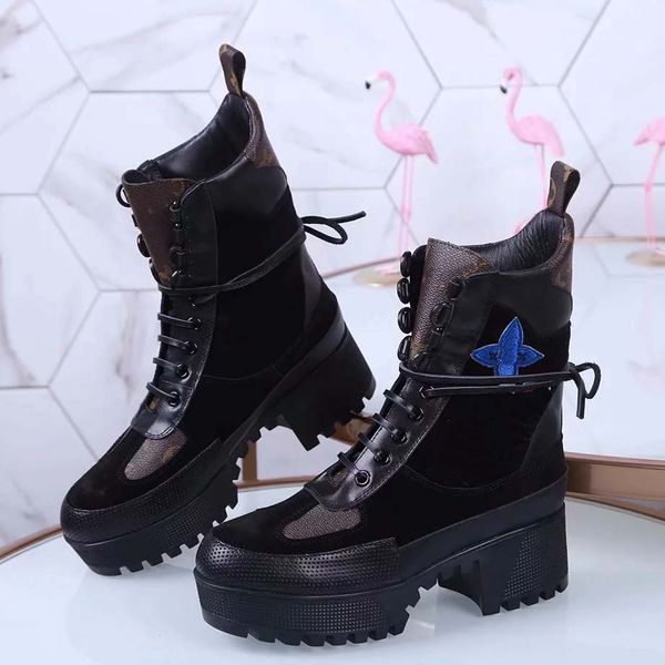 dhl)women designer boots martin desert boot flamingos love arrow medal 100% real leather coarse size us5-11 with box 15, Black;grey
dhl)women designer boots martin desert boot flamingos love arrow medal 100% real leather coarse size us5-11 with box 15, Black;grey