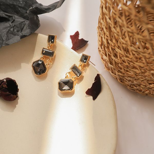 korea simple vintage geometric rhinestones pendant silver needle earrings fashion temperament girl women's jewelry accessori
korea simple vintage geometric rhinestones pendant silver needle earrings fashion temperament girl women's jewelry accessori