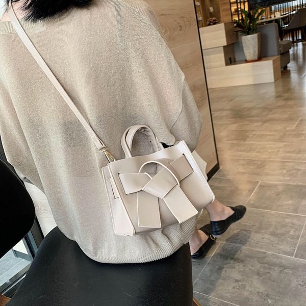 2020 new korean version of the crossbody bag women's fashion shoulder small square bag cute clutch female
2020 new korean version of the crossbody bag women's fashion shoulder small square bag cute clutch female