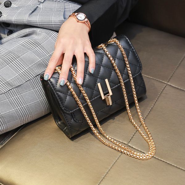 2020 new shoulder bag chain messenger bag fashion girl casual handbag simple casual personality small square female classic
2020 new shoulder bag chain messenger bag fashion girl casual handbag simple casual personality small square female classic