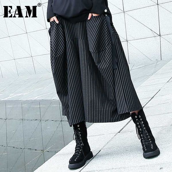 2020 new spring autumn high elastic waist black striped big pocket stitching wide leg pants women trousers fashion cotton button, Black;white
2020 new spring autumn high elastic waist black striped big pocket stitching wide leg pants women trousers fashion cotton button, Black;white