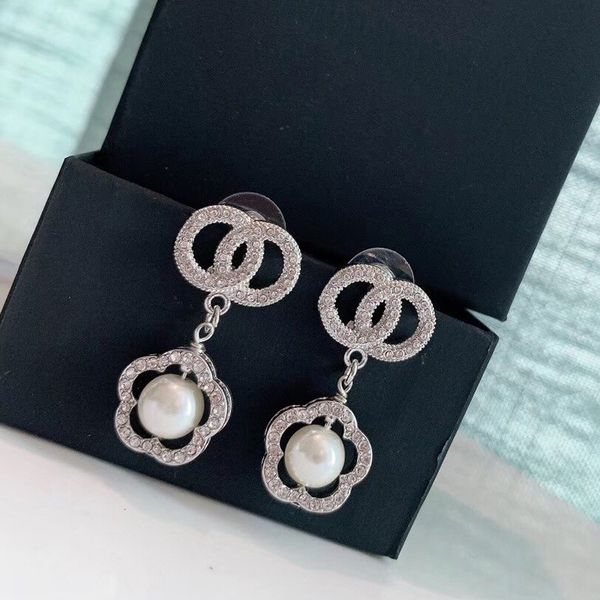 c2205 korean fashion tassel earrings simple design letter ear stud women's clothing matching bee flower pearl eardrop, Golden;silver
c2205 korean fashion tassel earrings simple design letter ear stud women's clothing matching bee flower pearl eardrop, Golden;silver