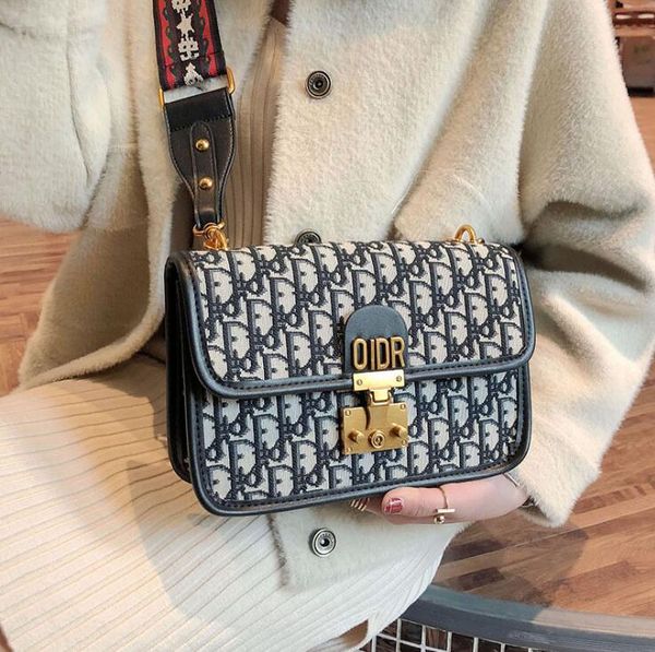 Сумка через плечо 2018 европейский и американский новый D вышивка ретро мини квадра
Сумка через плечо 2018 европейский и американский новый D вышивка ретро мини квадра