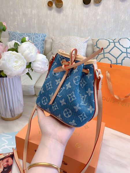 2020 new luxury schoolbag designer women's bag classic denim bag men's and women's backpack brand handbag mini bucket bag 3-2
2020 new luxury schoolbag designer women's bag classic denim bag men's and women's backpack brand handbag mini bucket bag 3-2