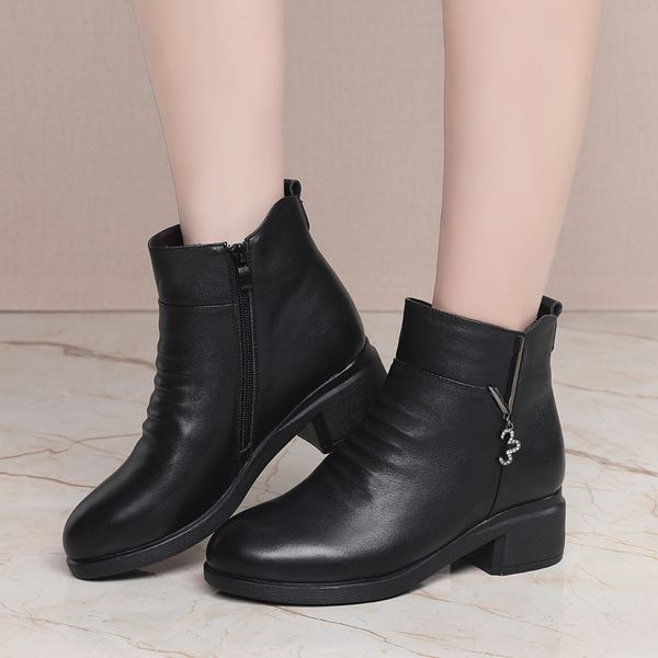 women's autumn and winter plus velvet leather women's short boots middle-aged boots shoes middle-aged and elderly, Black
women's autumn and winter plus velvet leather women's short boots middle-aged boots shoes middle-aged and elderly, Black