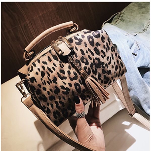 leopard pattern подушка сумки для женщин 2020 fashon кисточки плеча сумку дамы путешествия сумки и кошельки bolso mujer
leopard pattern подушка сумки для женщин 2020 fashon кисточки плеча сумку дамы путешествия сумки и кошельки bolso mujer
