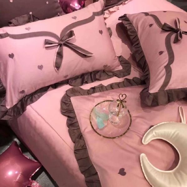 high-end embroidery 60s satin long-staple cotton four-piece cotton love bow bedding
high-end embroidery 60s satin long-staple cotton four-piece cotton love bow bedding