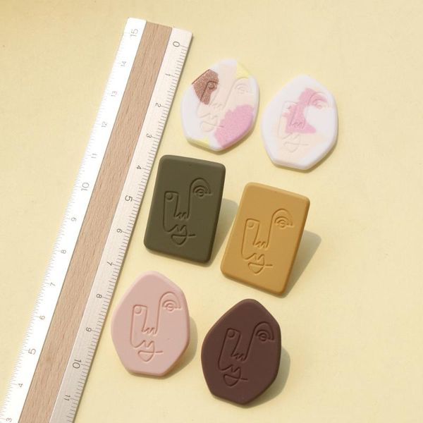 2020 summer new design hand made clay abstract face line geometric irregular resin stud earrings for women, Golden;silver
2020 summer new design hand made clay abstract face line geometric irregular resin stud earrings for women, Golden;silver