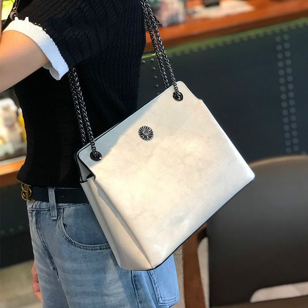 retro oil wax leather women shoulder bags solid vintage women handbags designer cowhide leather female totes bag
retro oil wax leather women shoulder bags solid vintage women handbags designer cowhide leather female totes bag