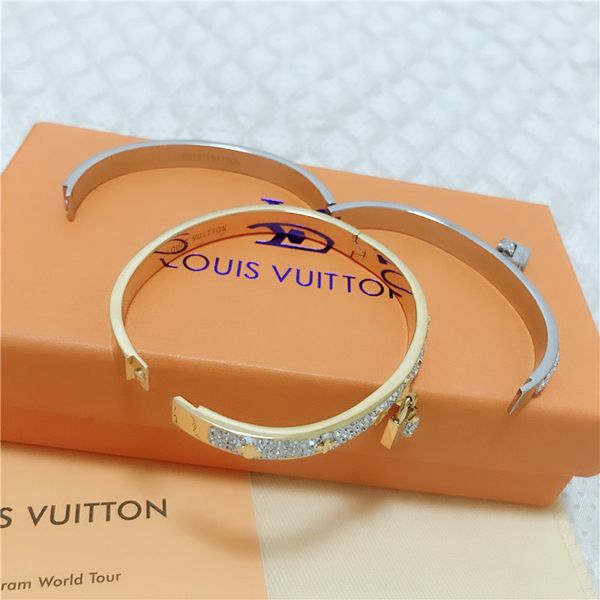 19ss women new style hard bracelet stainless steel bracelet with box bangle for woman hip hop jewelry nightclub louis men gifts, Black
19ss women new style hard bracelet stainless steel bracelet with box bangle for woman hip hop jewelry nightclub louis men gifts, Black