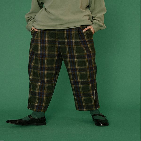 2019 design plaid high waist women spring ankle-length pants trousers casual straight pants button decoration panda embroidery, Black;white
2019 design plaid high waist women spring ankle-length pants trousers casual straight pants button decoration panda embroidery, Black;white