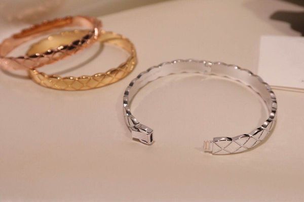 the new s925 sterling silver luxury gorgeous bracelet designer female rhombus bracelet 18k gold-plated, rose gold, platinum bracelet lasting, Golden;silver
the new s925 sterling silver luxury gorgeous bracelet designer female rhombus bracelet 18k gold-plated, rose gold, platinum bracelet lasting, Golden;silver