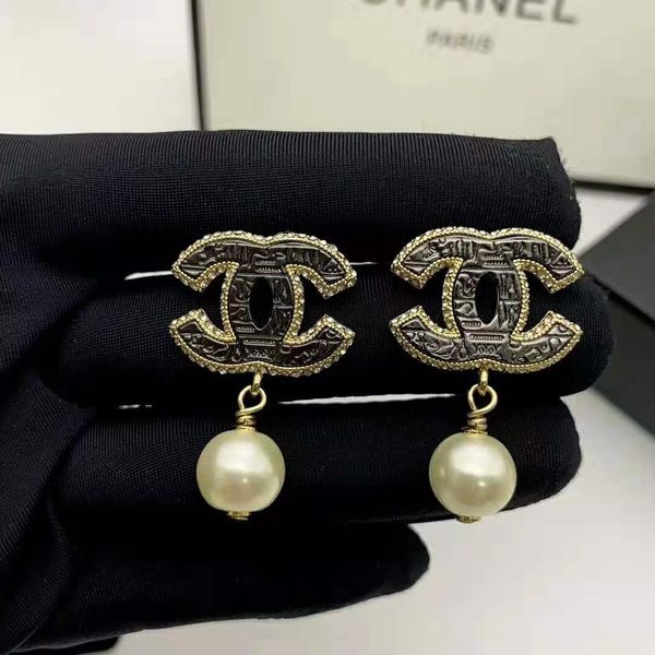 Новый стиль бренда дизайнерские серьги латунные серьги с жемчугом и бриллиантом 
Новый стиль бренда дизайнерские серьги латунные серьги с жемчугом и бриллиантом