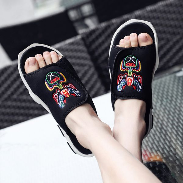 2020 summer embroidered facebook sandals and slippers men fashion chinese style word drag canvas beach shoes, Black
2020 summer embroidered facebook sandals and slippers men fashion chinese style word drag canvas beach shoes, Black