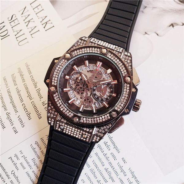 Dropship Fashion Large Dial Quartz Men's Watches Luxury Men's Watch Fully Functional Quartz Rhinestone Diamond Inlay Clock Dial Quartz Watch
Dropship Fashion Large Dial Quartz Men's Watches Luxury Men's Watch Fully Functional Quartz Rhinestone Diamond Inlay Clock Dial Quartz Watch