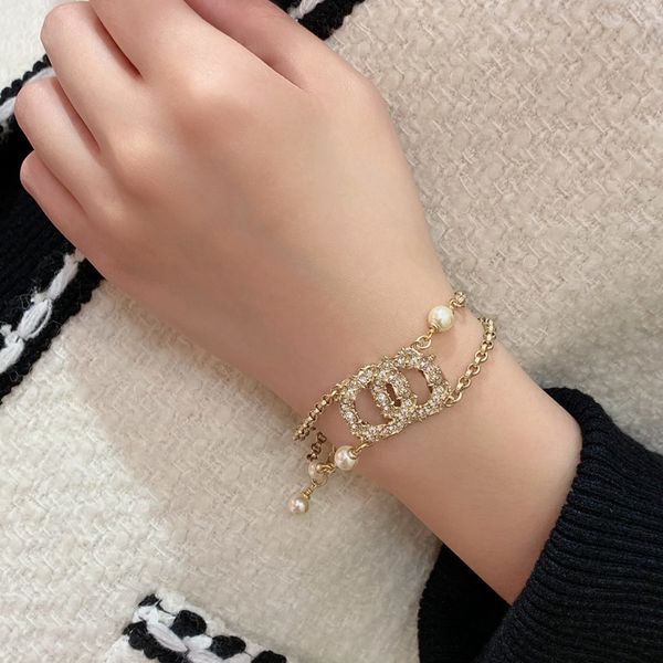 c2099 fashion pearl bracelet inlaid with cubic zirconia hallyu c letter multi-layer hand catenary for women's high-end jewelry
c2099 fashion pearl bracelet inlaid with cubic zirconia hallyu c letter multi-layer hand catenary for women's high-end jewelry