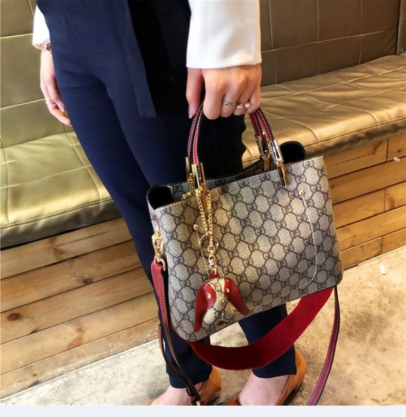 luxury bag woman oblique satchel concise broadband bucket package atmosphere single shoulder package handbag woman package tide handbags
luxury bag woman oblique satchel concise broadband bucket package atmosphere single shoulder package handbag woman package tide handbags