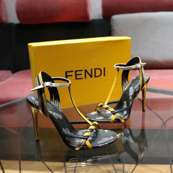 2020 silviaventurini женщин designerluxury леди высокие каблуки обуви toes brandshoes пляж сандалии благородный темперамент свадебное платье
2020 silviaventurini женщин designerluxury леди высокие каблуки обуви toes brandshoes пляж сандалии благородный темперамент свадебное платье