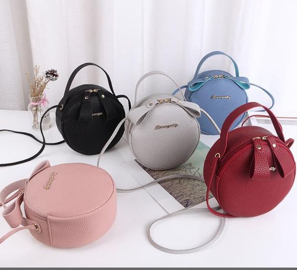 2020 new cute little round one shoulder diagonal portable cosmetic bag designer small bag wild ing
2020 new cute little round one shoulder diagonal portable cosmetic bag designer small bag wild ing