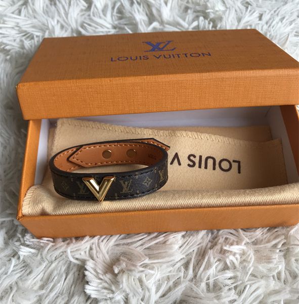 Brand de igner luxury leather bracelet imple all match l v word wide bracelet for women 2019 new hand jewelry loui
Brand de igner luxury leather bracelet imple all match l v word wide bracelet for women 2019 new hand jewelry loui