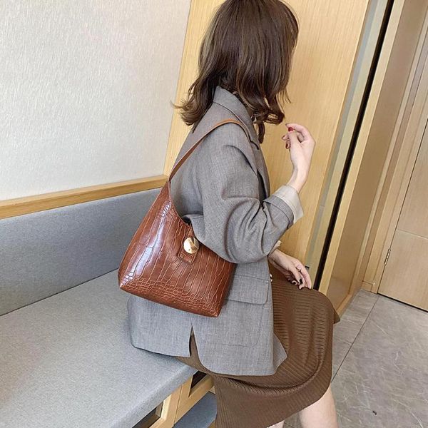 women retro crocodile pu leather handbags fashion solid color shoulder bag simple elegant shopping totes
women retro crocodile pu leather handbags fashion solid color shoulder bag simple elegant shopping totes