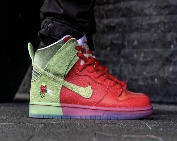 2020 sb dunk high strawberry cough kids skateboard shoes for sale men women sport shoes with box size 36-45
2020 sb dunk high strawberry cough kids skateboard shoes for sale men women sport shoes with box size 36-45