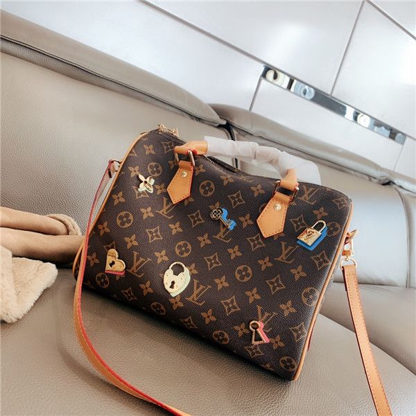 20ss luxurious brands design monogram pillow crossbody clutch bags fashion shoulder men women travel duffel bumbag outdoor handbag
20ss luxurious brands design monogram pillow crossbody clutch bags fashion shoulder men women travel duffel bumbag outdoor handbag