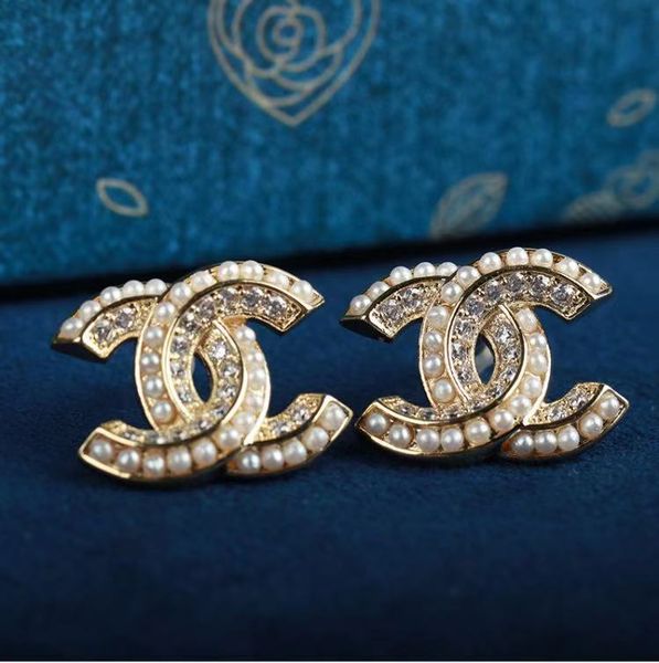 Fa hion de igner tud earring for women jewelry with cry tal diamond pearl letter de ign earring for party wedding gift
Fa hion de igner tud earring for women jewelry with cry tal diamond pearl letter de ign earring for party wedding gift