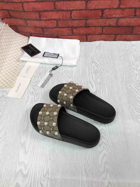 2019 latest ladies men's fashion printed slippers, designer design luxury rubber outsole, on the feet, Black
2019 latest ladies men's fashion printed slippers, designer design luxury rubber outsole, on the feet, Black