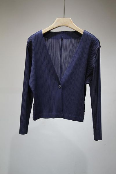 miyake pleats coat folded short v-neck pleated cardigan jacket ing, Black;brown
miyake pleats coat folded short v-neck pleated cardigan jacket ing, Black;brown