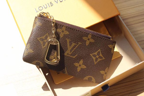 Top Quality Key Pouch Zip Wallet Монета 100% натуральной кожи Кошельки Женщины Мужчины брелок кошелек 62650 с серийным номером и Box
Top Quality Key Pouch Zip Wallet Монета 100% натуральной кожи Кошельки Женщины Мужчины брелок кошелек 62650 с серийным номером и Box