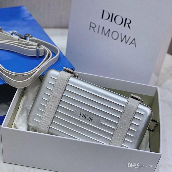 2020 new fashion luxury woman storage box frosted textured aluminum case lady shoulder bag size 13 * 20 * 6.5
2020 new fashion luxury woman storage box frosted textured aluminum case lady shoulder bag size 13 * 20 * 6.5