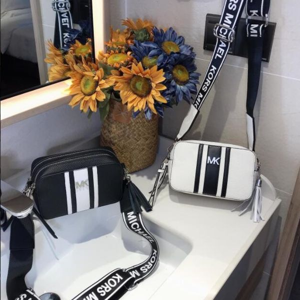 fashion women brand designer bags the new shoulder bag is super soft and comfortable size 20 * 12 cm, Black
fashion women brand designer bags the new shoulder bag is super soft and comfortable size 20 * 12 cm, Black