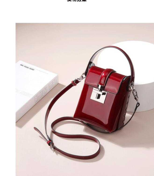 rivet bag 2020 new leather women's bag hand-held messenger fashion lock patent-leather mini camera
rivet bag 2020 new leather women's bag hand-held messenger fashion lock patent-leather mini camera