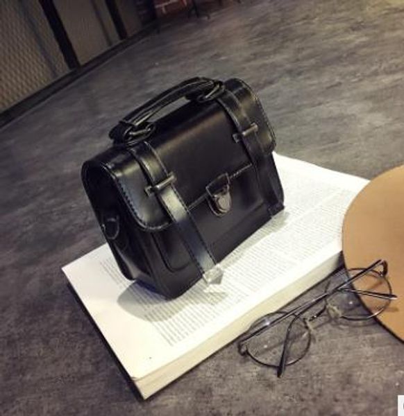 2020 messenger retro female bag wild tide shoulder bags arrow plug lock type small square bag
2020 messenger retro female bag wild tide shoulder bags arrow plug lock type small square bag