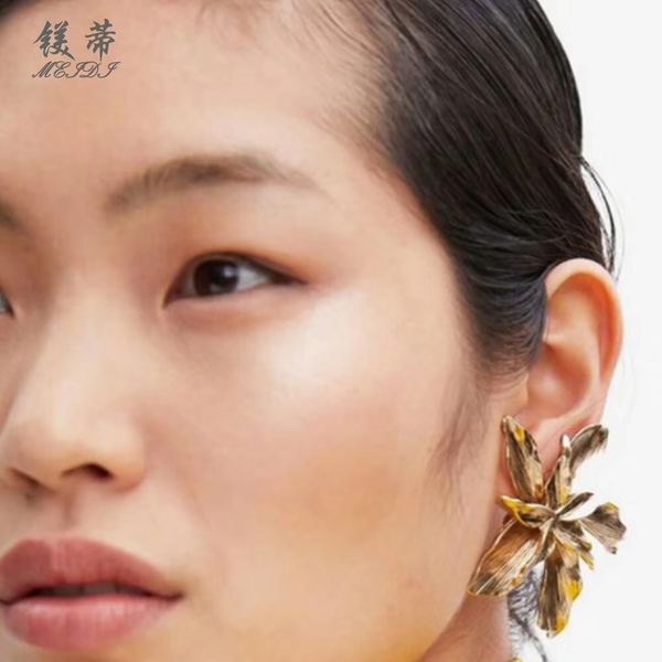 gold silver alloy flower dangle earrings flowers charm ear studs fashion western luxury chandelier earrings holiday style jewelry
gold silver alloy flower dangle earrings flowers charm ear studs fashion western luxury chandelier earrings holiday style jewelry