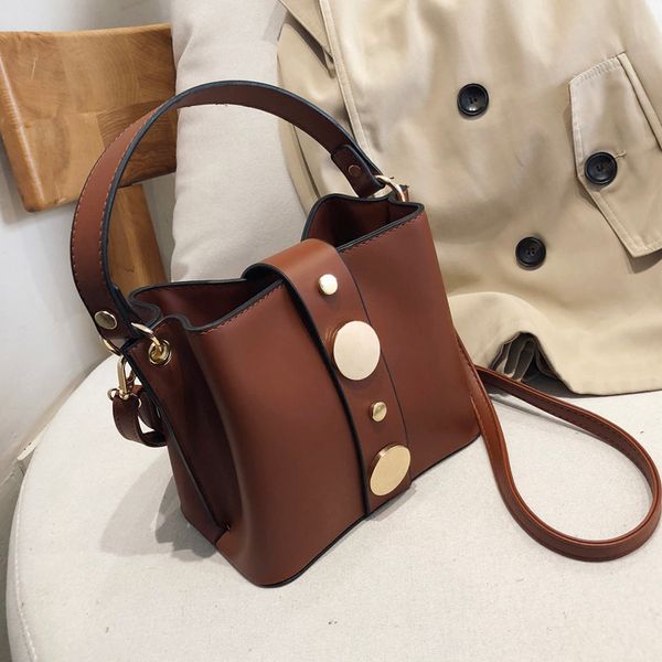 урожай мода женского tote bucket bag 2019 новых высокое качество pu кожи женщин конструктор сумка rivet плечо сумка
урожай мода женского tote bucket bag 2019 новых высокое качество pu кожи женщин конструктор сумка rivet плечо сумка