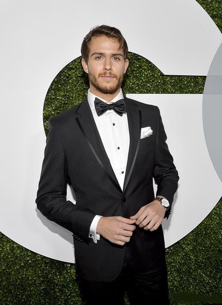 elegant two pieces black wedding groom tuxedos slim fitted peaked lapel mens office business suit (jacket+pants, Black;gray
elegant two pieces black wedding groom tuxedos slim fitted peaked lapel mens office business suit (jacket+pants, Black;gray