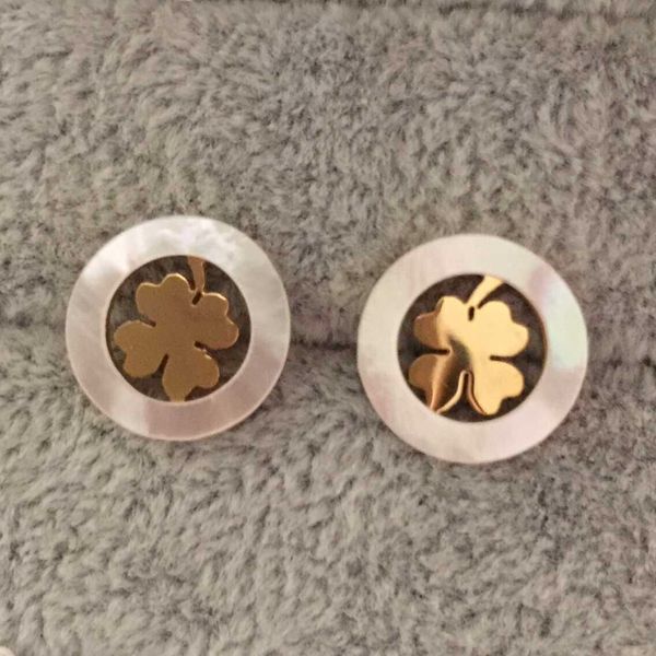 2020 new arrival classic style women jewelry stainless steel hollow earrings gold color round mud drill ear studs wholesale, Golden;silver
2020 new arrival classic style women jewelry stainless steel hollow earrings gold color round mud drill ear studs wholesale, Golden;silver