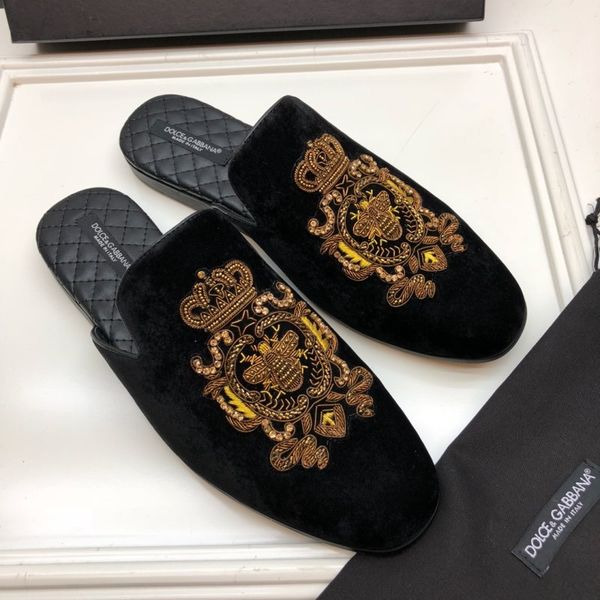 men velvet upper mules with leather sole, fashion outdoor slippers with coat of arms embroidery made in italy size 38-45, Black
men velvet upper mules with leather sole, fashion outdoor slippers with coat of arms embroidery made in italy size 38-45, Black