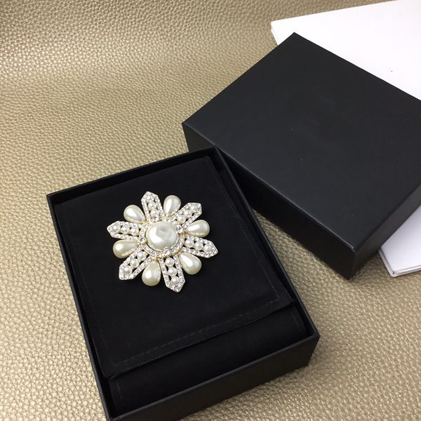 brand fashion sieraden vintage egyptische farao stijl zonnebloem broche party trui broche bloem parels fashon zon broches, Gray
brand fashion sieraden vintage egyptische farao stijl zonnebloem broche party trui broche bloem parels fashon zon broches, Gray
