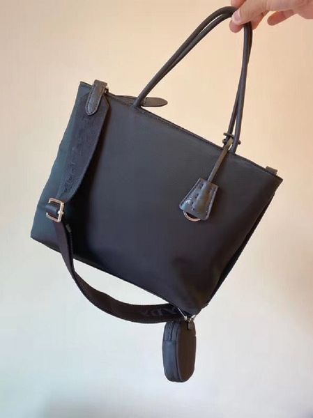 2020 woc designer luxury shopping bag sportstyle bag is made of imported parachute material and fabric size: 32 * 32 * 12.5cm
2020 woc designer luxury shopping bag sportstyle bag is made of imported parachute material and fabric size: 32 * 32 * 12.5cm