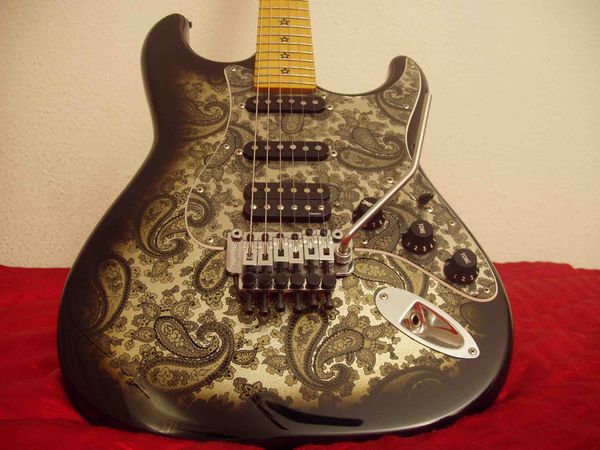custom shop Ѭии амбоѬа signature st 1996 black paisley лекѬогиаѬа, floyd rose Ѭемоло, locking nut, ssh пикап
custom shop Ѭии амбоѬа signature st 1996 black paisley лекѬогиаѬа, floyd rose Ѭемоло, locking nut, ssh пикап